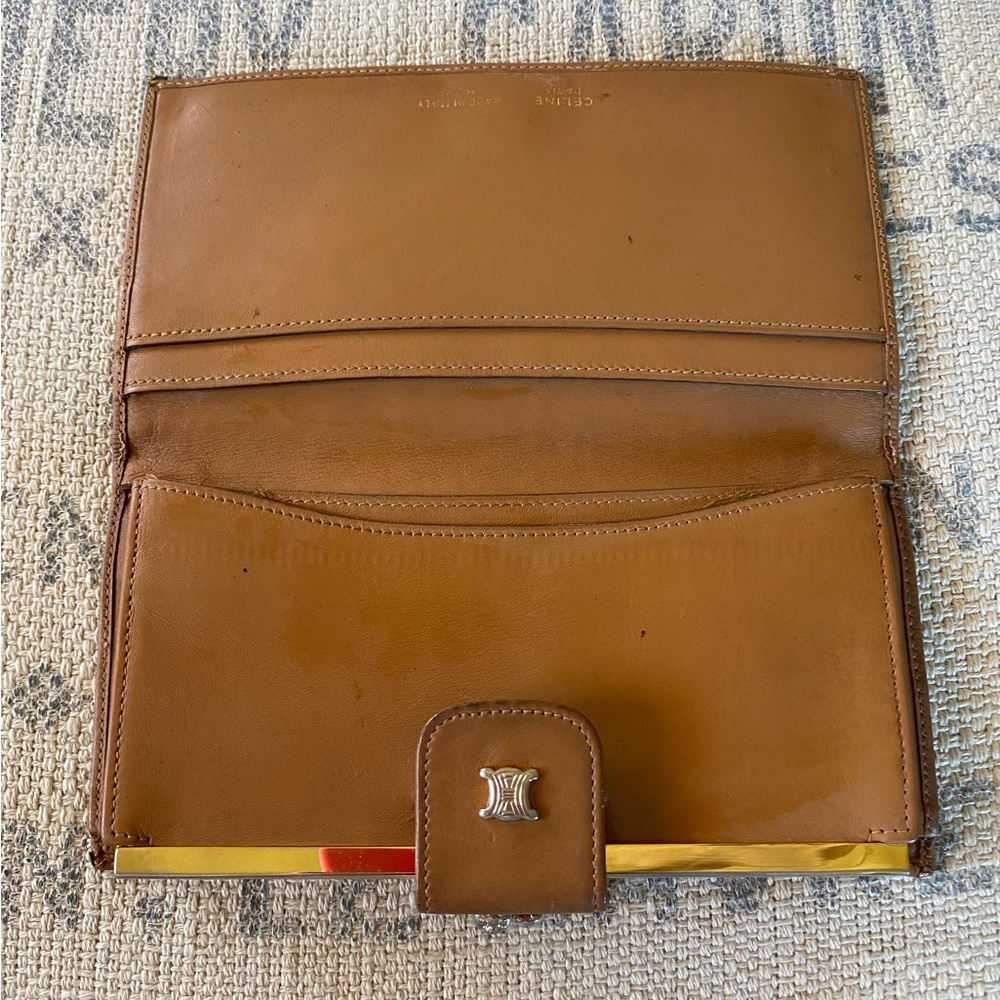 💯GUARANTEED AUTH. Celine Macadam long kisslock billfold
Great used condition. - Picture 5 of 6
